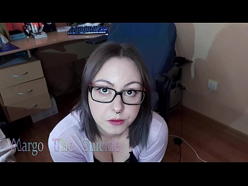 ❤️ Секси девојка со наочари длабоко го цица дилдото на камерата ❤ Секс видео кај нас ﹏