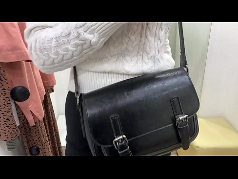 ❤️ Јавна мастурбација на младата кучка FeralBerry со дилдо во фитинг просторијата ❤ Секс видео кај нас ﹏